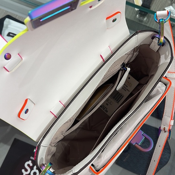 MICHAEL KORS
Manhattan Medium Contrast-Trim Leather Satchel
35H1TNCS8L
Optic Wht - Picture 9 of 16